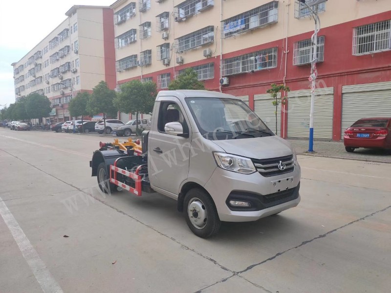 長安后雙輪勾臂垃圾車價格 環衛3-4方勾臂垃圾車廠家 藍牌勾臂垃圾車報價