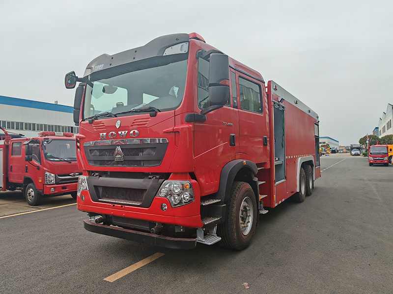 重汽18噸水罐消防車(chē)