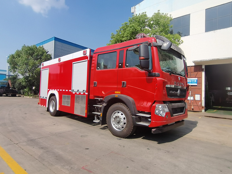 重汽豪沃（國(guó)六）8噸水罐消防車(chē)